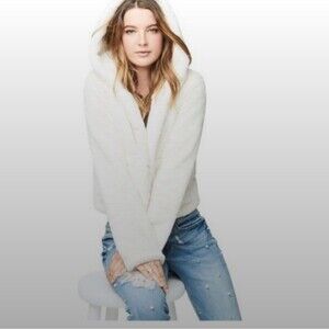 NWT Aeropostale Women’s White Sherpa Faux Fur Cropped Jacket - Size Small